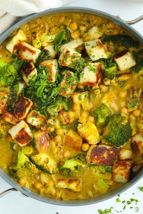 Those evenings when you want to throw something satisfying and delicious together in 20 minutes? I got you. This vegetarian Halloumi Curry is comforting, nutritious, simple and so tasty. Halloumi Curry Recipe, Simple Suppers Healthy, Simple Suppers Easy, Festive Dinner Ideas, Halloumi Dinner, Halumi Cheese, Comfort Food Vegetarian, Zoe Recipes, Halloumi Curry