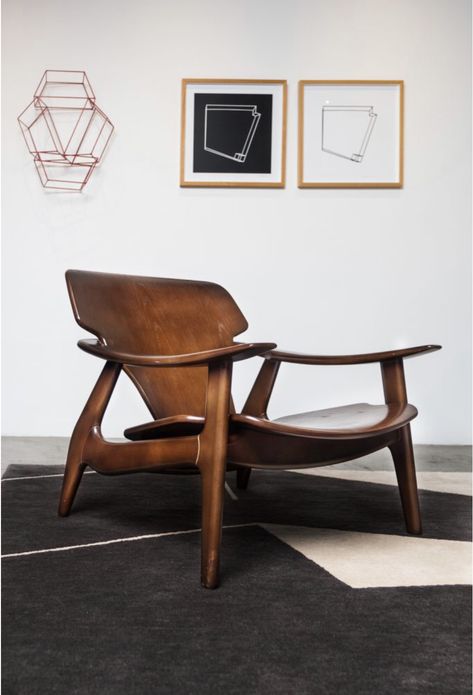 Diz lounge armchair by Sergio Rodrigues available at ESPASSO. Midcentury modern and contemporary Brazilian design. Poltrona Design, Trendy Chairs, Wood Chair Design, Retro Armchair, Chair Design Modern, Comfy Living Room, Contemporary Armchair, Lounge Chair Design, Contemporary Chairs