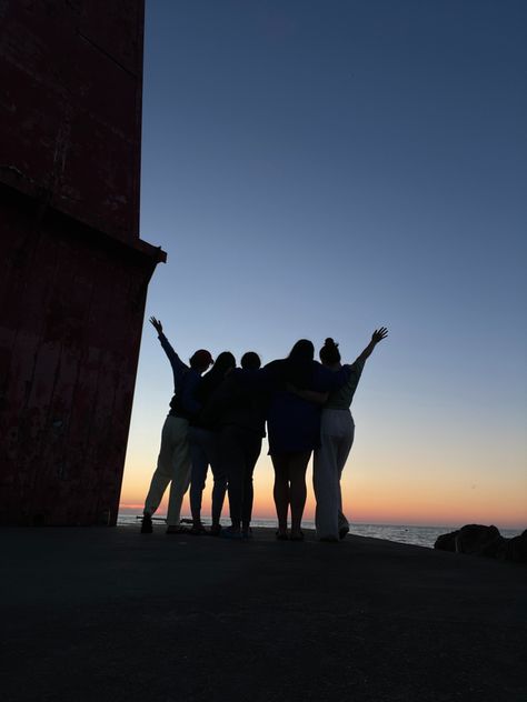 Cousin Group Photo Ideas, Sunset Group Picture, Cousins Beach Aesthetic, Friends Watching The Sunset, Cousins Trip, Cousin Friendship>>>, Watching Sunset, Group Of Five, Girls Watches