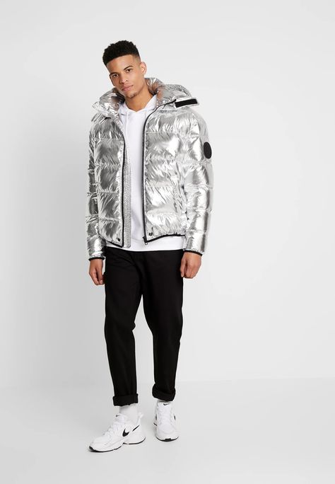 Black And Silver Outfits, Puffer Jacket Outfit Men, Silver Outfits, Puffer Jacket Outfit, Outfit Festival, Silver Jacket, Shiny Jacket, Urban Fashion Trends, Outfits Hombre