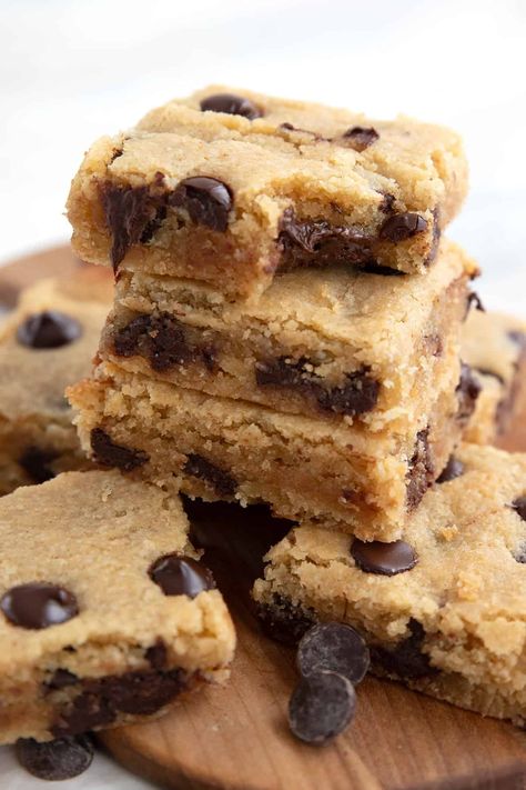 Close up shot of a stack of Brown Butter Keto Blondies with a bite taken out of the top one. Keto Blondies, Keto Bars, Chocolate Chip Bars, Keto Chocolate Chips, Thm Desserts, Sugar Free Chocolate Chips, Best Low Carb Recipes, Low Carb Dessert, Low Carb Cookies