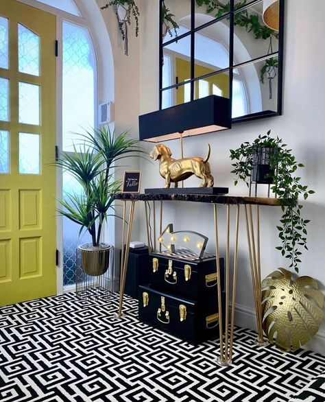 Remember Home Decor "Ideas" are "Possibilities" for your home. So what do you think about this entryway? Do you see any Possibilities? #Regram @homedecorpossibilities FOLLOW @homedecorpossibilities for more! TAG a friend or relative to share - Sharing is Caring Gold Hallway, Door Artwork, Black And White Hallway, Black And White Floor, Home Styling Tips, Hall Stairs, White Hallway, Monochrome Decor, Hallway Inspiration