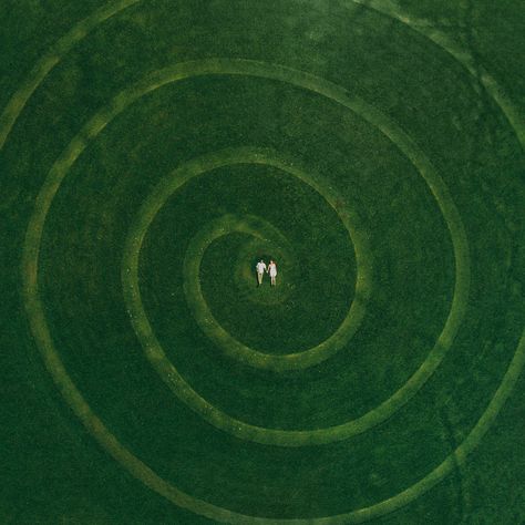 This mesmerizing view from above. | 17 Of The Most Spectacular Engagement Photos You'll Ever See Amazing Wedding Photography, Green Field, Photoshoot Idea, Drone Photography, Green Aesthetic, The Last Airbender, Engagement Photography, The Middle, Engagement Photos