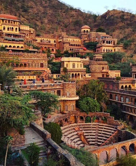 Neemrana Palace Hotel Neemrana Jaipur Rajasthan Photography Neemrana Fort Palace, Rajasthan Culture, Neemrana Fort, Birla Mandir, Hindu Architecture, Monument In India, Castle Ideas, Vintage Palace, Hawa Mahal