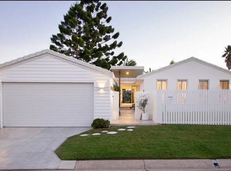 Cladding House Exterior Australia, Cottage Carport, Cladding House Exterior, White Cottages, Hamptons House Exterior, Cozy Beach House, Facade Ideas, House Cladding, House Roof Design