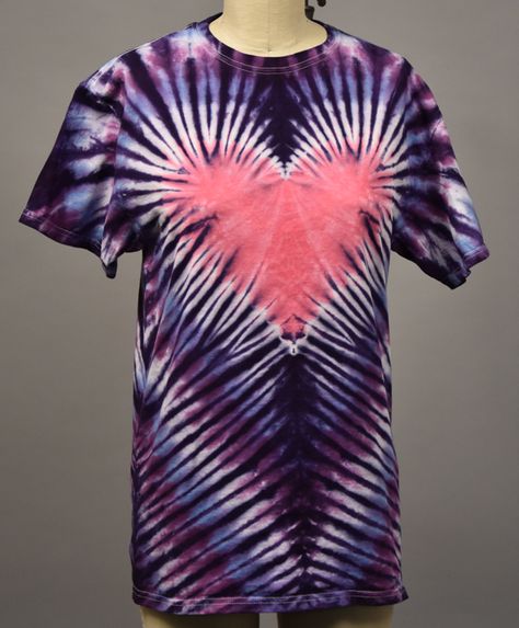 Diy Tie Dye Heart, Heart Tie Dye Shirt, Dye Projects, Heart Tie Dye, Tie Dye Tutorial, Diy Tie Dye Techniques, Diy Tie Dye Designs, Tie Dye Patterns Diy, Diy Tie Dye Shirts