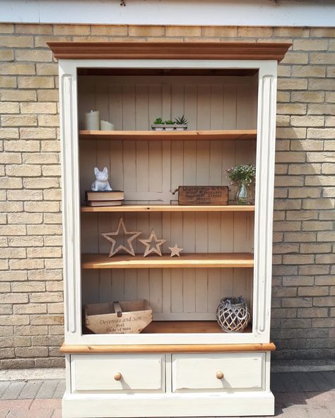 Flipping Furniture Bookcase, Bookcase Renovation, Two Tone Bookcase, Shabby Chic Bookshelf, Upcycled Bookshelf, Style A Bookcase, Dresser Boho, Bookcase Painted, Floating Nightstand Ideas