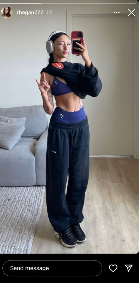 Gym Outfit Sweats, Baggy Gym Fits For Women, Track Outfits Aesthetic, Gym Winter Outfits, Dfyne Gym Outfit, Gym Girlies Aesthetic Outfits, Sport Aesthetic Outfit, Gym Girlies Aesthetic Vision Board, Winter Gym Fits