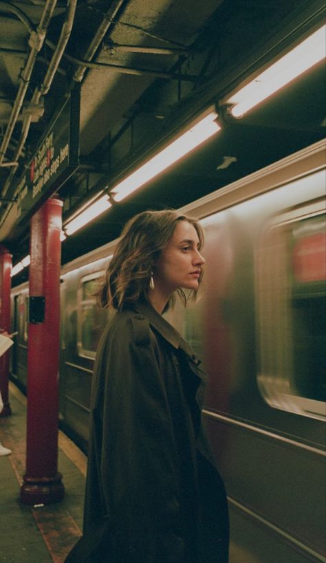 People Photography Street, 90s Film Photography, Subway Photoshoot, Night Photography Portrait, Urban Photography Portrait, Fall Photoshoot Ideas, Portret Feminin, Street Photography Portrait, Nyc Photoshoot