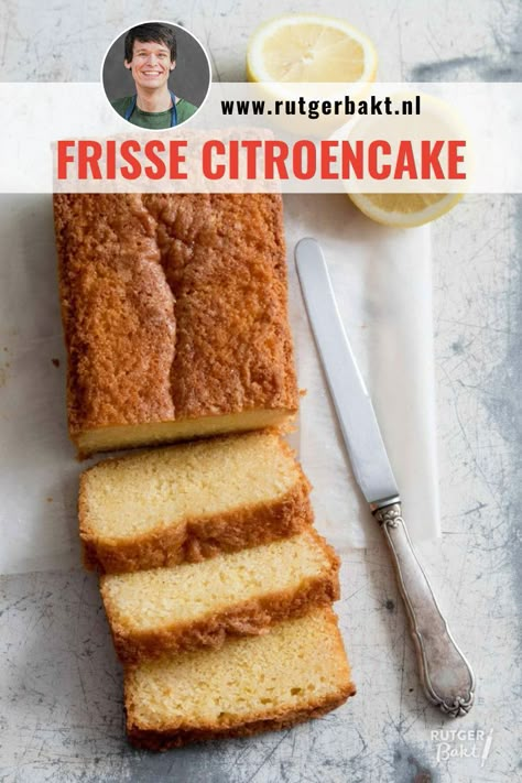 Deze citroencake is fris van smaak en eet je het liefste elke dag. De volle citroensmaak en de lekkere textuur maken de citroen cake echt een feestje om te eten! Helemaal met de citroensiroop die eroverheen gegoten wordt. Lekker als cake bij de koffie of als basis voor je dessert. Met dit basisrecept voor cake zit je altijd goed. Lees het recept op mijn website Rutger Bakt! | cake recepten | bakken recepten | citroentaart| Rutger Bakt | citroencake | dessert recepten |citroen recept |meringue Limoncello Cake, Recovery Food, Cookie Pie, Lemon Cake, Sweet Cakes, High Tea, Sweet Recipes, Cupcake Cakes, Cake Recipes