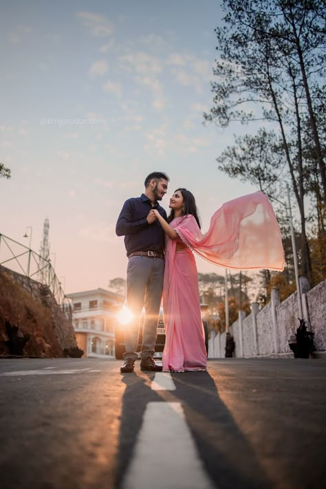 #kmjproductions #coupleshoot #prewedding #couplegoals #preshoot #sunrisephoto #portraitphotography #portraitphoto #candid #ethnicwear #romaticpose #sunsetphoto #saree #plainsaree Sari Prewedding Shoot, Pre Wedding Shoot Outfit Ideas Saree, Prewedding Photography Outfit, Sadi Pose Couple, Cinematic Prewedding Photography, Prewedding Sadi Pose, Pre Wedding Shoot Saree Ideas, Outfit For Prewedding Shoot, Prewedding Saree Photoshoot