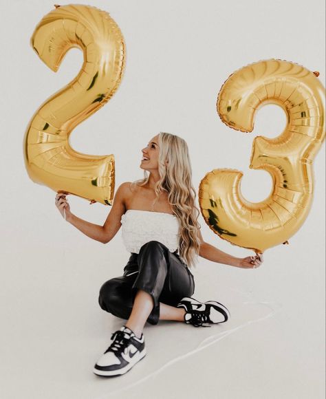 Outdoor Birthday Photoshoot Women Summer, 21st Birthday Photoshoot With Cake, Number Ballon Photoshoot Picture Ideas, Birthday Pics With Balloons, Outside Birthday Photoshoot Ideas, Fun Model Poses, Number Balloons Photoshoot, Outside Birthday, Birthday Balloons Pictures