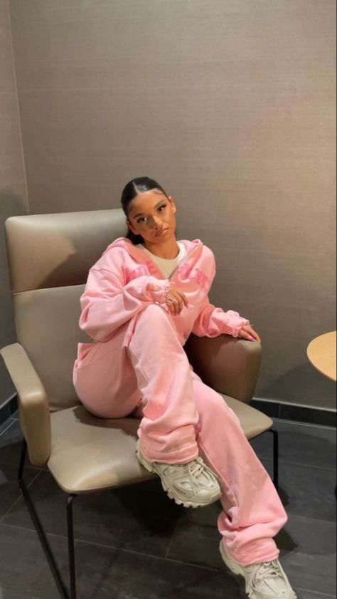 All Pink Outfits Black Women, Green Pink Outfit Aesthetic, Pink Sweatsuit Outfits, Track Suit Outfits Women, Pink Outfits Streetwear, Girly Streetwear Fashion, Pink Tracksuit Outfit, Cute Tracksuits, Pink Baddie Outfits