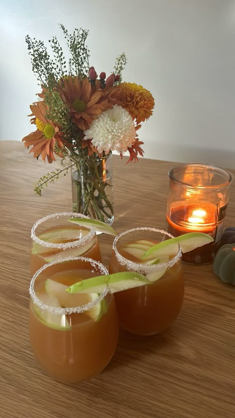 This apple cider and prosecco combo is the perfect fall treat for sunday brunches, football, girls nights, thanksgiving and so much more😩 Thanksgiving Girls Night Ideas, Fall Party Inspiration, Ladys Night Food Ideas, Thanksgiving Sleepover Ideas, Friendsgiving Girls Night, Outside Fall Party, Fall Party Drinks For Kids, Thanksgiving Girls Night, Girls Fall Night In