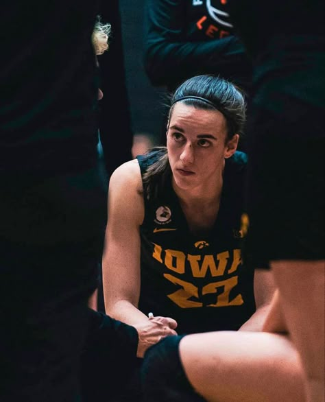 Caitlin Clark Basketball Wallpaper, Caitlyn Clark Wallpaper, Caitlin Clark Aesthetic, Caitlin Clark Basketball, Basketball Gf, 2024 Notion, Caitlyn Clark, Aesthetic Basketball, Coaching Basketball