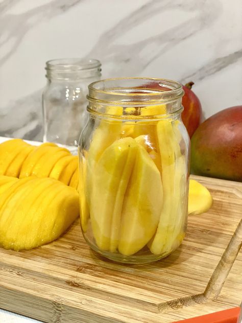 Green Mango Pickle, Canned Mango, Pickled Mango Recipe, Mango Pickle, Pickle Mango Recipe, Pickled Mango, Pickled Hot Peppers, Pickled Fruit, Refreshing Snacks