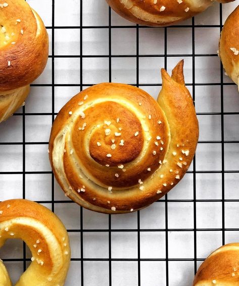 Snail Themed Food, Cat Shaped Bread, Snail Pretzels, Snail Croissant, Snail Shaped Food, Bread Shaping Ideas, Animal Bread Shapes, Cute Bread Recipe, Snail Bread