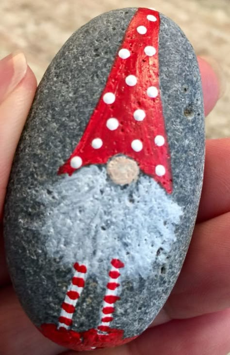 Diy Christmas Room, Painted Rocks Kids, Christmas Rock, Painted Rocks Craft, Painted Rocks Diy, Rock Painting Patterns, Rock Painting Designs, Stone Crafts, Handmade Christmas Gifts