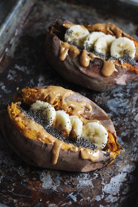 Breakfast baked sweet potatoes stuffed with creamy almond butter, banana slices, chia seeds & a sprinkle of cinnamon! An easy to make paleo breakfast that tastes like dessert! Potatoes Stuffed, Baked Sweet Potatoes, Banana Slices, Whole 30 Breakfast, Baked Sweet Potato, Paleo Breakfast, Baked Potatoes, Breakfast Bake, Sweet Potato Recipes