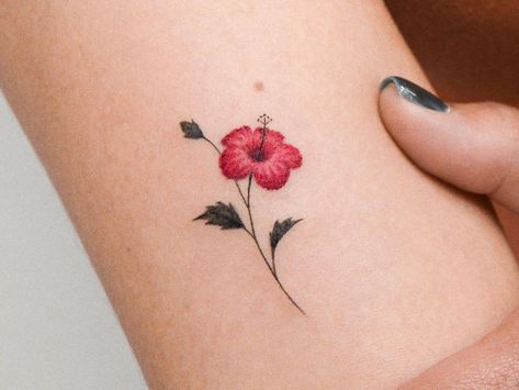 Hibiscus Flower Tattoos, Tattoos Color, Polynesian Tattoos Women, Hibiscus Tattoo, Flower Tattoo Meanings, Dandelion Tattoo, Anklet Tattoos, Aries Tattoo, Hawaiian Tattoo