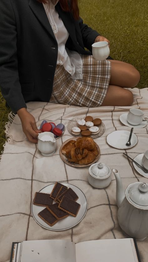 Dark academia aesthetic Picnic Dark Aesthetic, Dark Picnic Aesthetic, Dark Academia Recipes, Dark Academia Date Ideas, Dark Academia Tea Party, Dark Academia Breakfast, Birthday Dark Academia, Dark Academia Picnic, Dark Academia Lunch