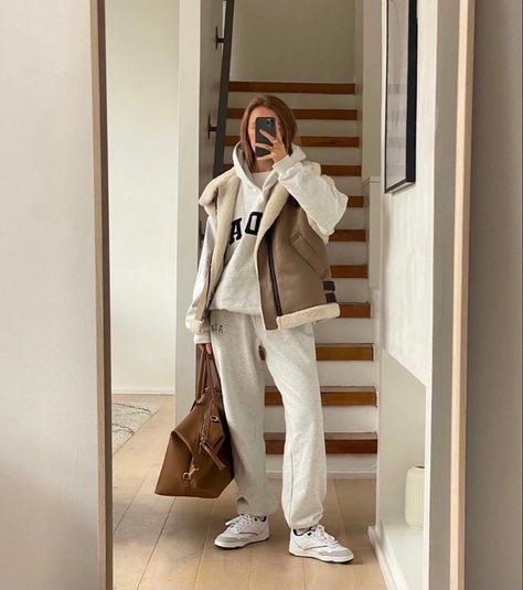 Sweatpants Outfit Ideas, Winter Mode Outfits, Y2k Cardigan, Sweatpants Outfits, Faux Shearling Jacket, Winter Fashion Outfits Casual, Shearling Vest, Cold Outfits, Smart Casual Outfit