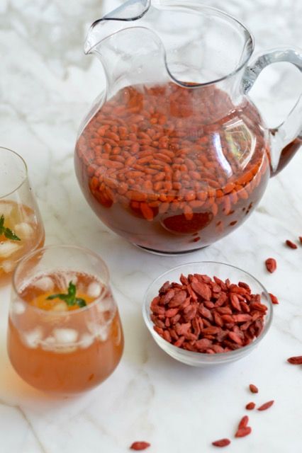 Goji Berry Lemonade is a refreshing, vitalizing drink you can enjoy all summer. Goji berries are a super food known for centuries as the "longevity" fruit. Goji Berries Benefits, Goji Berry Recipes, Holistic Nutrition Recipes, Berry Lemonade, Tea Drink Recipes, Berry Recipes, Berry Drinks, Berry Tea, Berry Salad