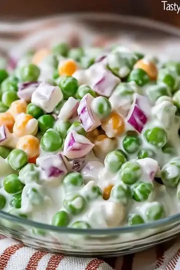 Classic Pea Salad is a quick, creamy side dish with peas, bacon, and cheddar cheese. Perfect for potlucks or BBQs. Try it today! Pea Salad Recipes Easy, Pea And Cheese Salad, Classic Pea Salad, Cold Pea Salad, Peas Bacon, Pea Salad With Bacon, Pea Salad Recipes, Bacon Salad, Pea Salad