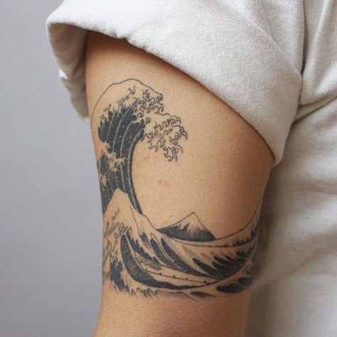 Great Wave Tattoo, Wave Tattoo Sleeve, Japanese Wave Tattoos, Simple Wave Tattoo, Wave Tattoo Design, Surf Tattoo, Cuff Tattoo, Arm Tattoo Ideas, Inner Arm Tattoo