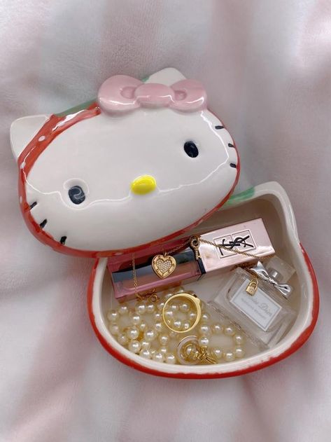 handmade hello kitty ceramic trinket box made by me Hello Kitty Out Of Clay, Hello Kitty Jewelry Holder, Hello Kitty Trinket Dish, Hello Kitty Ash Tray Clay, Sanrio Ceramic Ideas, Hello Kitty Air Dry Clay, Clay Crafts Hello Kitty, Weird Pottery Ideas, Hello Kitty Sculpture