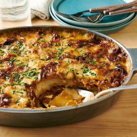 pioneer woman french onion potatoes au gratin French Onion Potatoes, Chive Scones, Veggie Board, Onion Potatoes, Party Potatoes, Savory Baking, Au Gratin Potato Recipes, Au Gratin Recipes, Twice Baked Potatoes Casserole