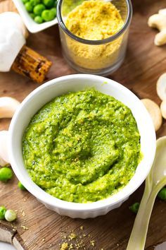 This Creamy Cashew Pea Pesto is loaded with spring veggies and so delicious that you'll want to put it on everything! Jessica In The Kitchen, Vegan Easter Recipes, Parsley Pesto, Pea Pesto, Caprese Sandwich, Gluten Free Meal Plan, Spring Veggies, Spread Recipes, Pesto Recipe