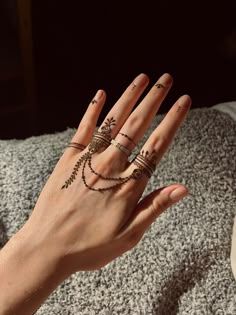 Tattoo Henna Design, Simple Hand Henna, Simple Henna Designs Hand, Henna Styles, Small Henna Designs, Wrist Henna, Cute Henna Designs, Tattoos Henna, Inai Pengantin