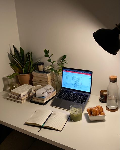 Study Snacks Aesthetic, College Student Desk, Uni Desk, Study Desk Aesthetic, Student Kitchen, Desk Snacks, Study Desk Organization, Homework Desk, Study Snacks