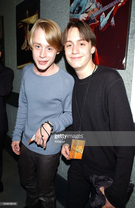 Macaulay Culkin with his younger brother Kieran Culkin Rory Culkin, Kieran Culkin, Macaulay Culkin, Younger Brother, Emmy Award, Scott Pilgrim, Leonardo Dicaprio, 80s Fashion, American Actors