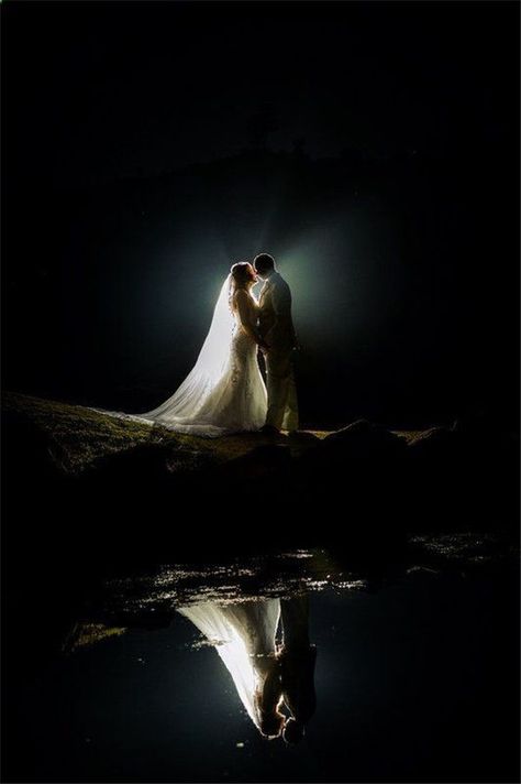 40 The Most Incredible Night Wedding Photos Ever #wedding #photo Romantic Night Wedding, Night Wedding Photography, Vogue Bridal, Bride Ceremony, Bridesmaid Hairstyle, Night Wedding Photos, Night Time Wedding, Family Ring, Vintage Wedding Photography