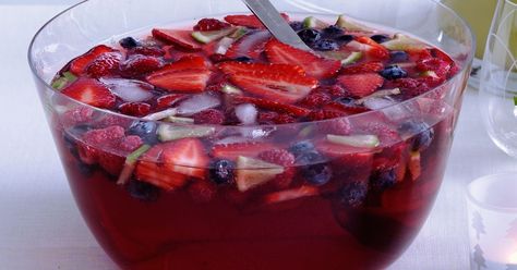 What is Christmas without a glass brimming with fruity berry punch? Cranberry Vodka Punch, Vodka Punch, Holiday Punch Recipe, Alcoholic Punch Recipes, Non Alcoholic Punch, Alcoholic Punch, Berry Punch, Christmas Punch Recipes, Holiday Punch