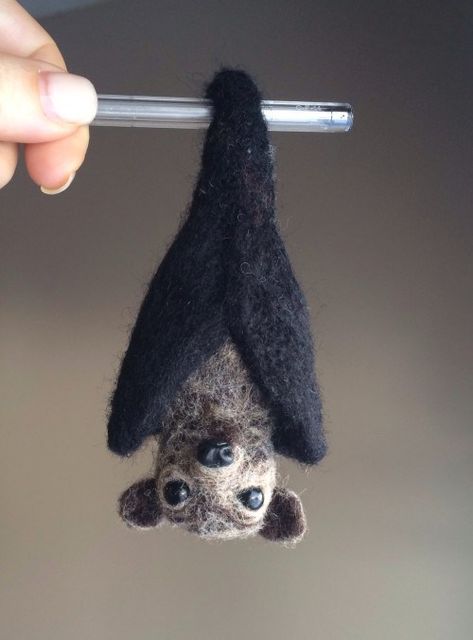 Needle Felted Bat Tutorial – Felting Felting Tutorial, Needle Felting Tutorial, Piercing Eyes, Needle Felting Diy, Wool Animals, Needle Felting Tutorials, Felt Bunny, Felt Halloween, Felt Mouse