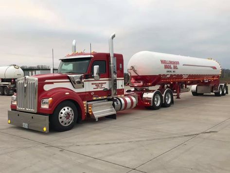 Tanker Yanker, Truck Scales, Model Truck Kits, Tanker Truck, Freightliner Trucks, Gas Monkey Garage, Train Truck, Custom Big Rigs, Show Trucks