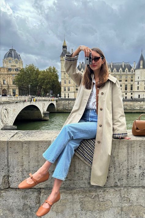 @mariellehaon is wearing the Sézane Clyde trenchcoat in light beige. She styles the trench with a white blouse, straight-leg jeans, and the Sézane Matilda leopard print ballet flats. Parisian Fall Style, Tan Trench Coat Outfit, Tan Ballet Flats, Style Ballet Flats, Leopard Print Ballet Flats, Trench Coat Outfit, Beige Trench Coat, Autumn Trends, Coat Outfit