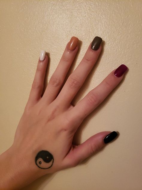 ying yang tattoo, halloween nails, fall nails, nails, mismatched nails, small tattoo, hand tattoo Ying Yang Tattoo Finger, Ying Yang Wrist Tattoo, Small Ying Yang Tattoo Wrist, Brown Yin Yang Nails, Brown Ying Yang Nails, Drawings On Hands, Nails Mismatched, Mismatched Nails, Tattoo Halloween