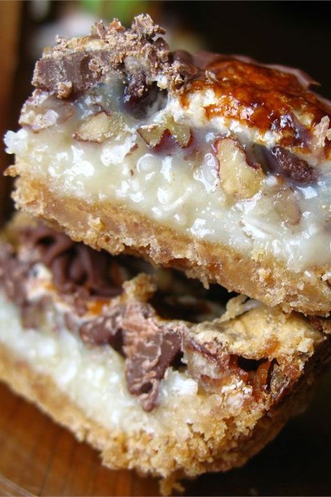 Rocky Road Squares, Marshmallow Dessert Recipes, Marshmallow Desserts, Layer Bars, Fudge Bars, Hot Chocolate Cookies, Square Recipes, Yummy Ice Cream, Marshmallow Creme