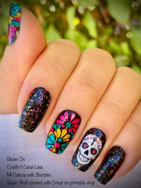 Dia Los Muertos Nails, Catrina Nails Design, Sugar Skull Nails Acrylic, Sugar Skull Nails Designs, Coco Nails Disney, Disney Halloween Nail Art, Day Of The Dead Nail Art, Mexican Nails Designs Mexico, Dia De Los Muertos Nail Ideas