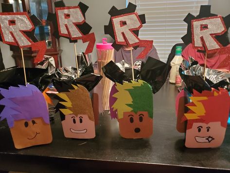 Roblox Centerpieces Roblox Party Centerpiece, Roblox Table Centerpiece, Roblox Birthday Centerpieces, Roblox Centerpieces Ideas, Roblox Party Games, Roblox Centerpieces, Diy Roblox Party Decorations, Roblox Decoration Ideas, Roblox Crafts