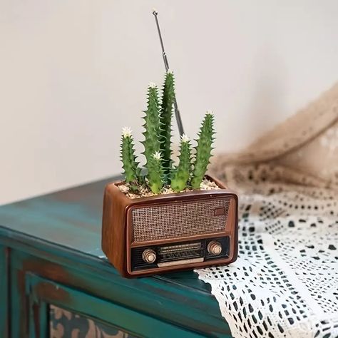 Vasos Vintage, Antique Planter, Vintage Flower Pots, Cactus Plant Pots, Retro Radios, Resin Planters, Radio Vintage, Fake Succulents, Support Plante