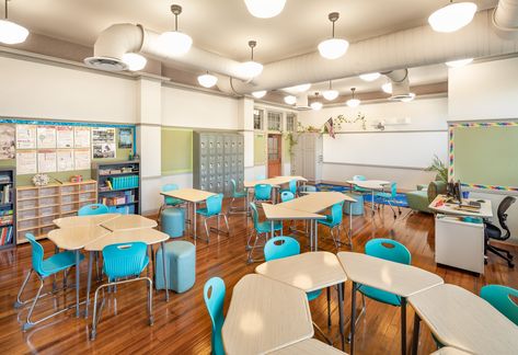 Collaborative classroom desk arrangement with ZUMA ZHEX desks in pods of 4 and hexagonal groupings of 6. Hexagon Student Desks, Smart Classroom Design, Trapezoid Desk Arrangement Classroom, Trapezoid Desk Arrangement, Triangle Desk Arrangement Classroom, Classroom Desk Arrangement, Classroom Architecture, Desk Arrangement, Beautiful Classroom