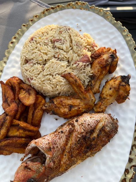 Dry rice cooking food Liberian Dry Rice, Liberian Food, Clean Meal Prep, Food Recommendations, West African Food, Food Decorations, Africa Food, Dry Rice, Fashion Skirts