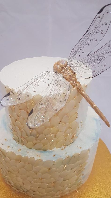 Dragonfly Wedding Cake, Dragonfly Cake Ideas, Fondant Dragonfly, Birthday Dragonfly, Dragonfly Cookies, Dragonfly Cake, Dragonfly Wedding, Butterfly Wedding Cake, Textured Wedding Cakes