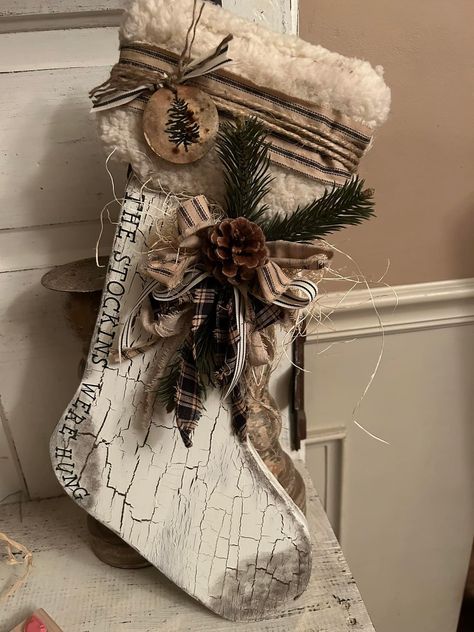 Wooden Santa Hat, Wood Stockings Christmas, Wooden Christmas Stockings Diy, Diy Wreath Stand, Primitive Winter Decorating, Diy Christmas Sled, Diy Wood Christmas Gifts, Creative Snowman Ideas, Primitive Christmas Crafts Diy