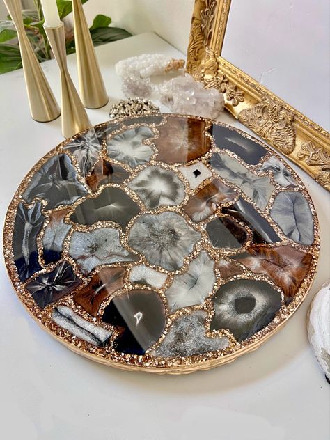 Learn to create this look with Anna Alicea Poly Resin Crafts, Agate Projects, Diy Resin Wall Art, Resin Agate, Resin Art Canvas, Agate Decor, Agate Art, Food Safe Epoxy, Resin Crafts Tutorial